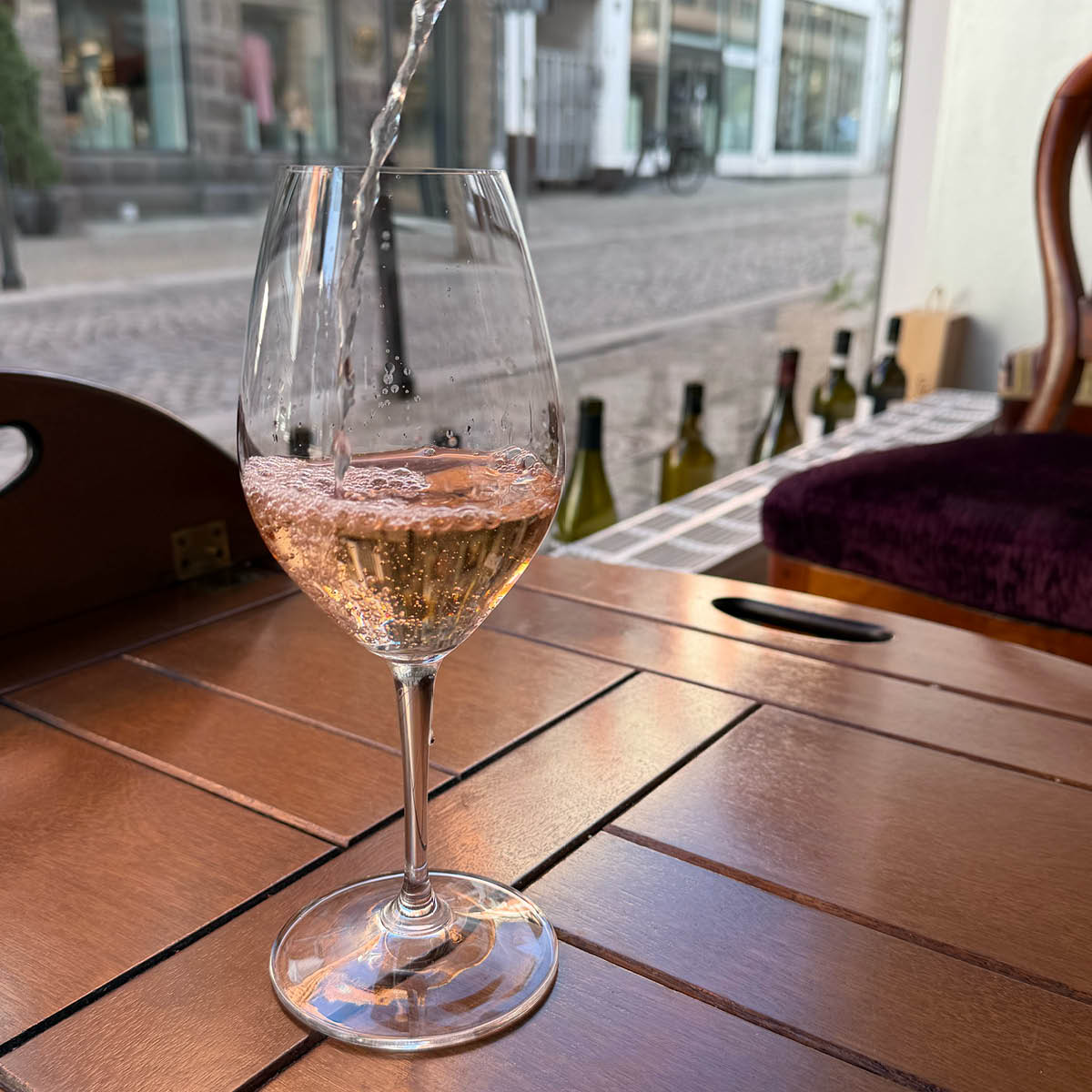Rosésmagning med Mia fra Jysk Vin i baggården
